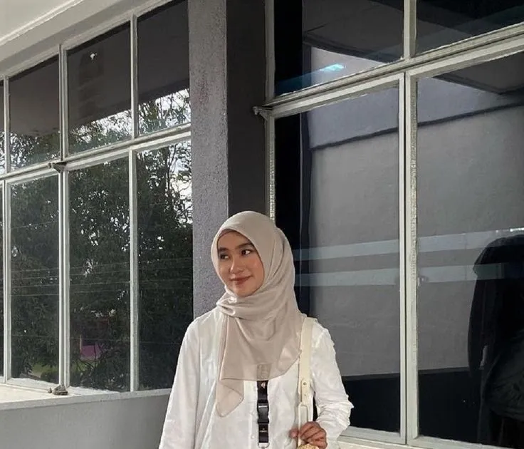 Gaya Harian yang Menginspirasi: Kios Risqi Busana di Tengah Keramaian Sampang